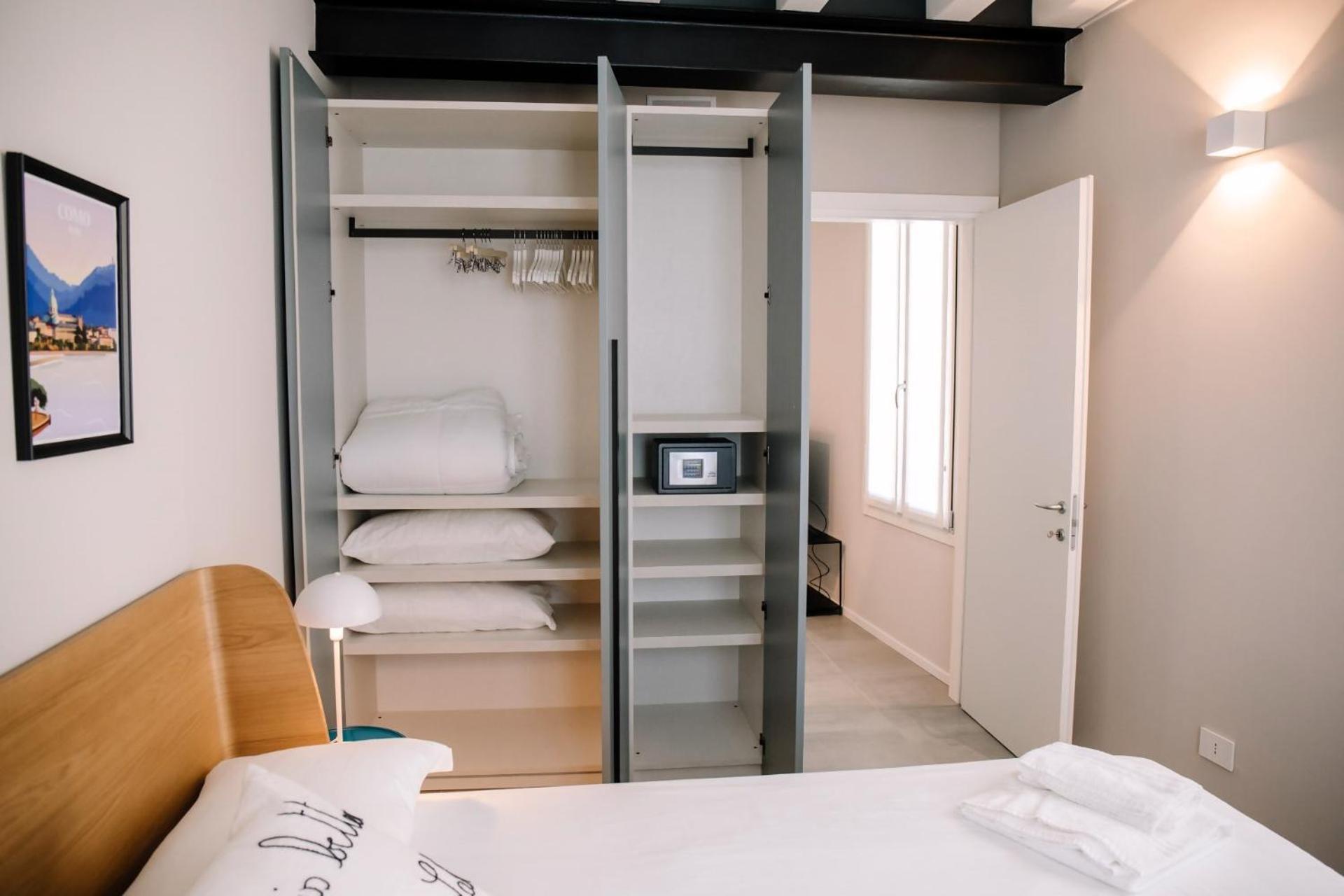 Elegant Beige Apartment - 5 Minutes From The Lake Como Exterior foto