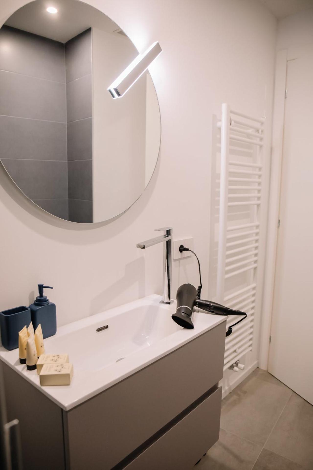 Elegant Beige Apartment - 5 Minutes From The Lake Como Exterior foto